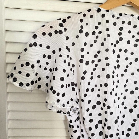 Black White Polka Dot Crop top Tie Back V Neck Medium Flutter Sleeve. NWT - Picture 6 of 9